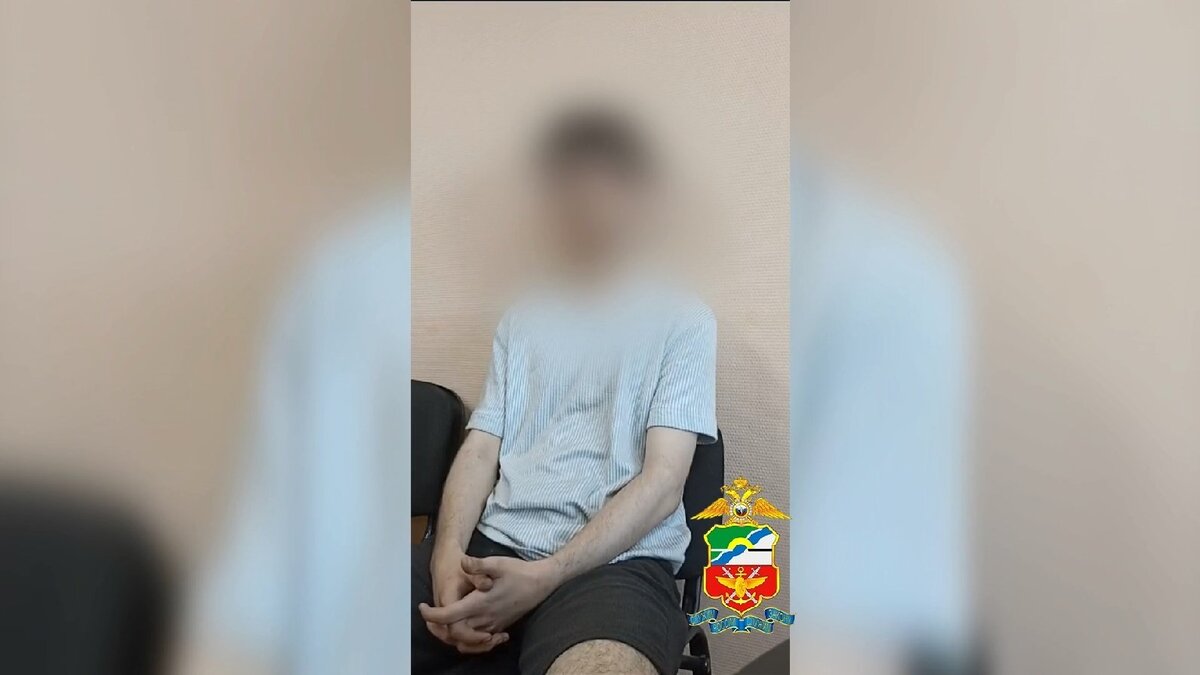     В Хакасии задержали 18-летнего москвича, который пытался сбыть 250 граммов украинских наркотиков.