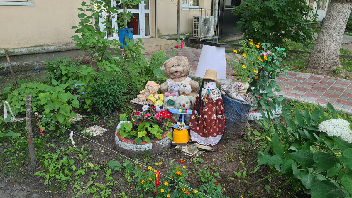 Пока мы шли по улице в поиске следующего велопроката можно увидеть город с разного ракурса 