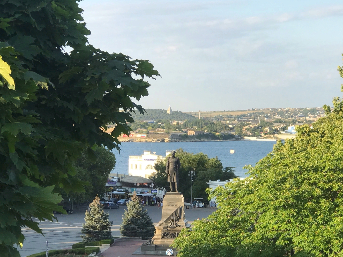 Памятник П.С.Нахимову, вид с Матросского бульвара.