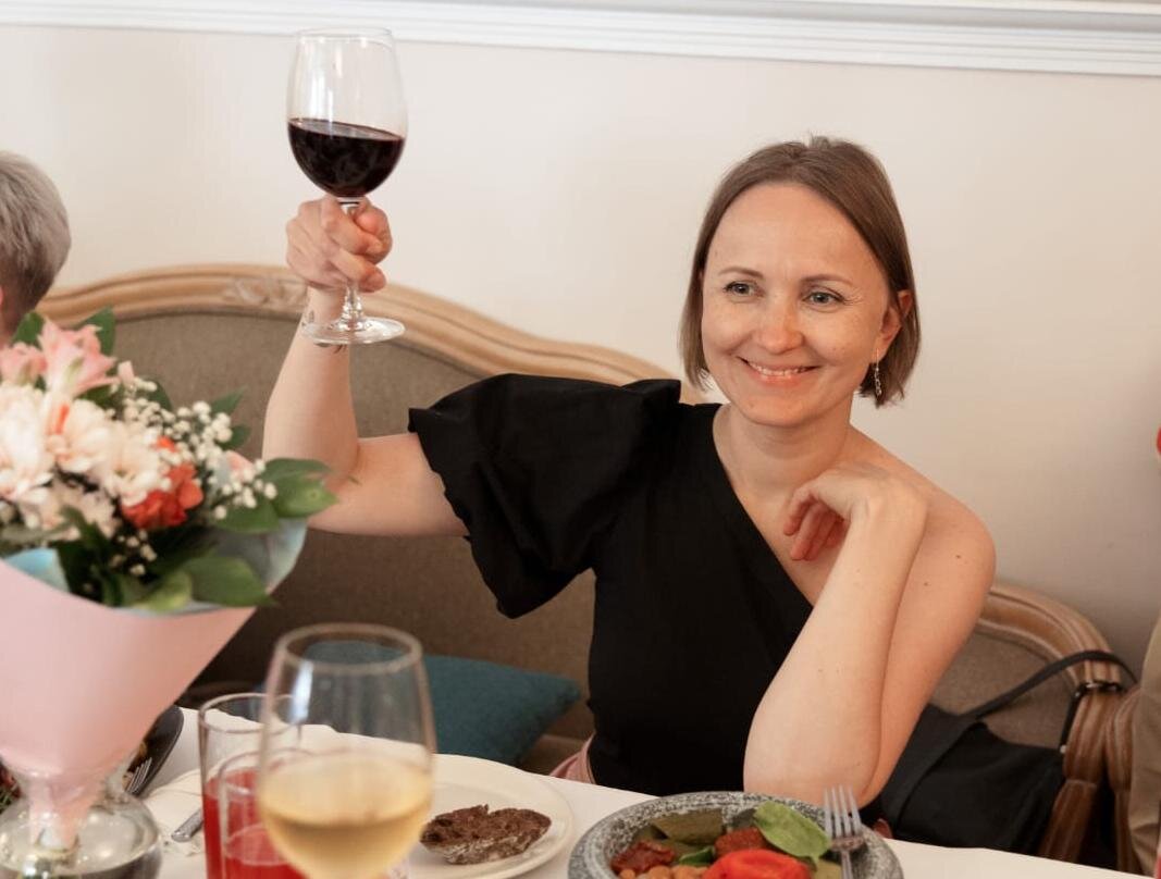 От бокала красного еще никто не стал алкоголиком. Детям не наливать!))