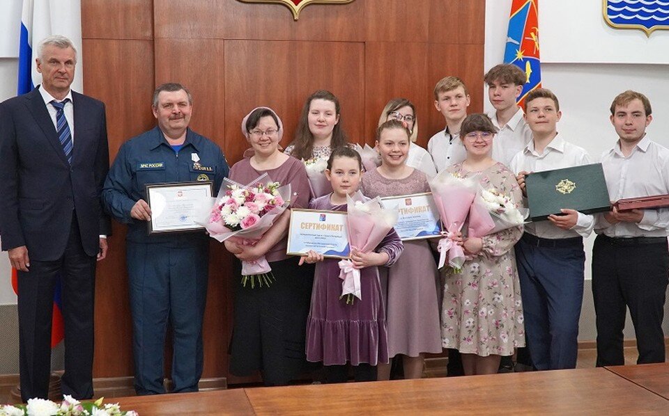    Алена Горелова призналась, что воспитывать 10 детей не сложно, главное – взаимопонимание. Правительство Магаданской области