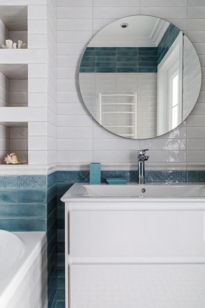 Молодая женщина приобрела эту квартиру в Краснодаре для своей мамы — женщины средних лет с изысканными вкусами. Воплотить их в жизнь взялась местная студия дизайна интерьеров — BonTon.-23