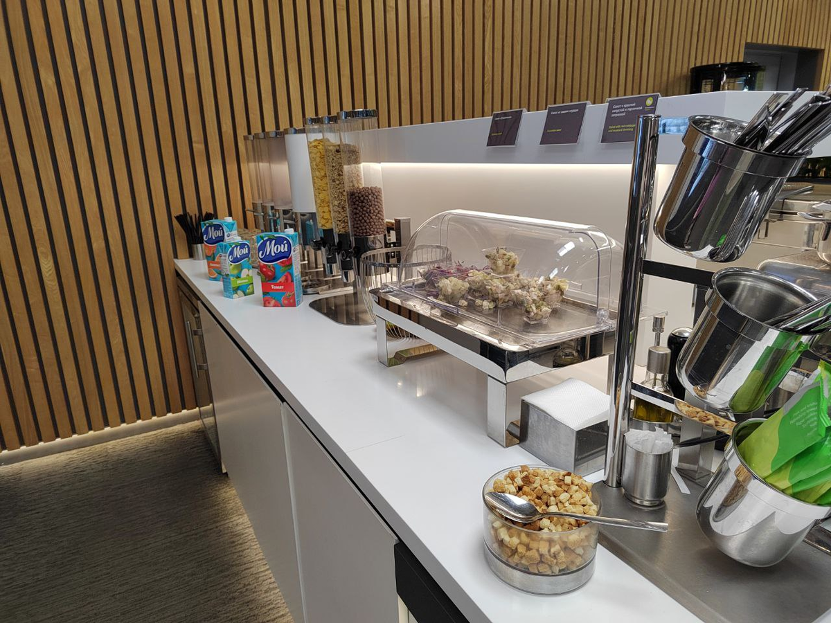 Тут есть шведский стол с закусками и едой, также кофе и десерты. Фото: из личного архива