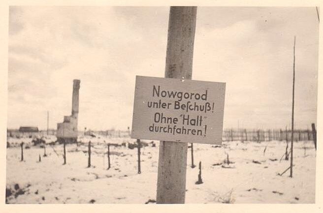"Новгород под обстрелом! Проезжать без остановок!"