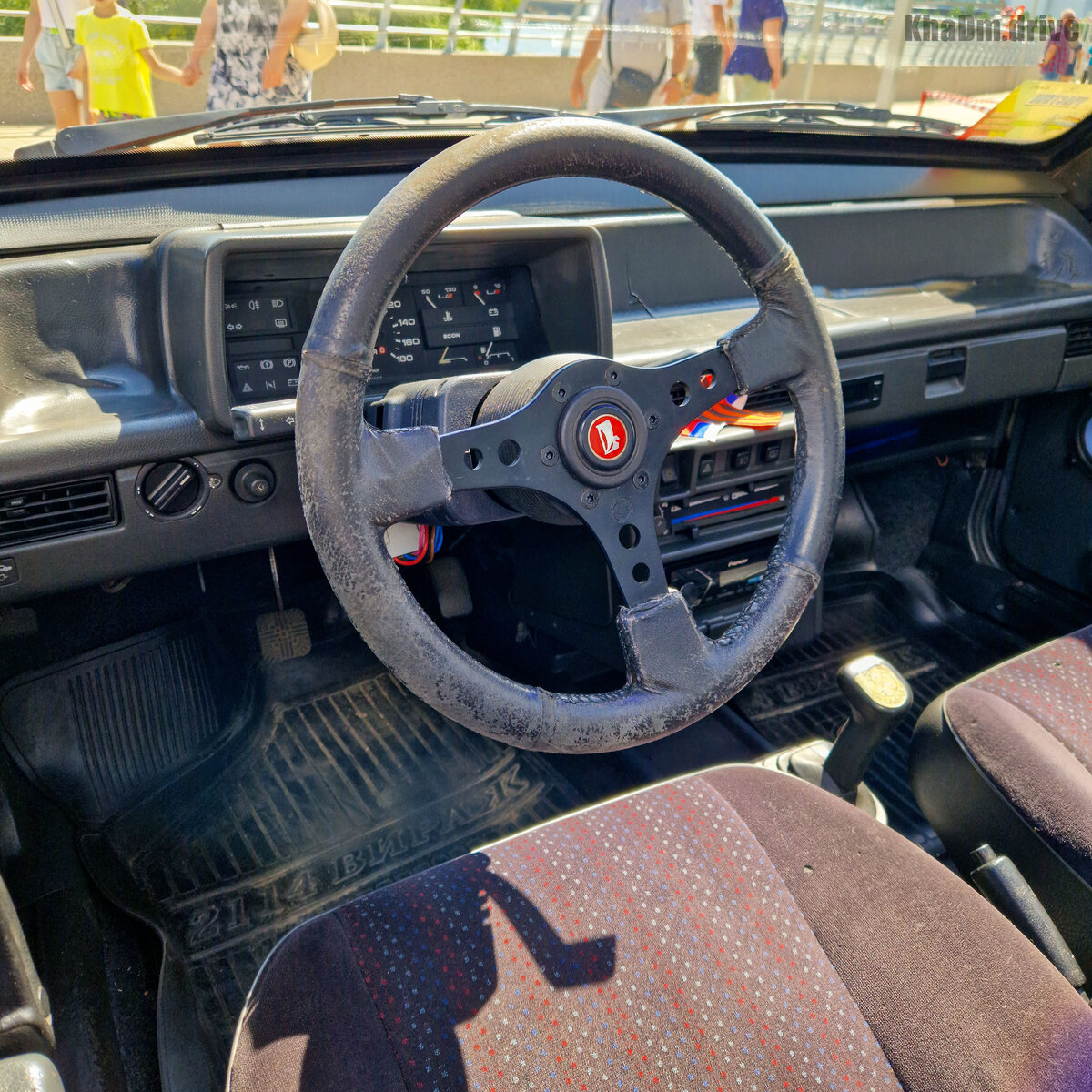 Рулевое колесо отличается от стандартного для ВАЗ-2108, но на этой машине оно было с завода, если можно так сказать. Руль, фары, крыша всё это чешская модернизация.