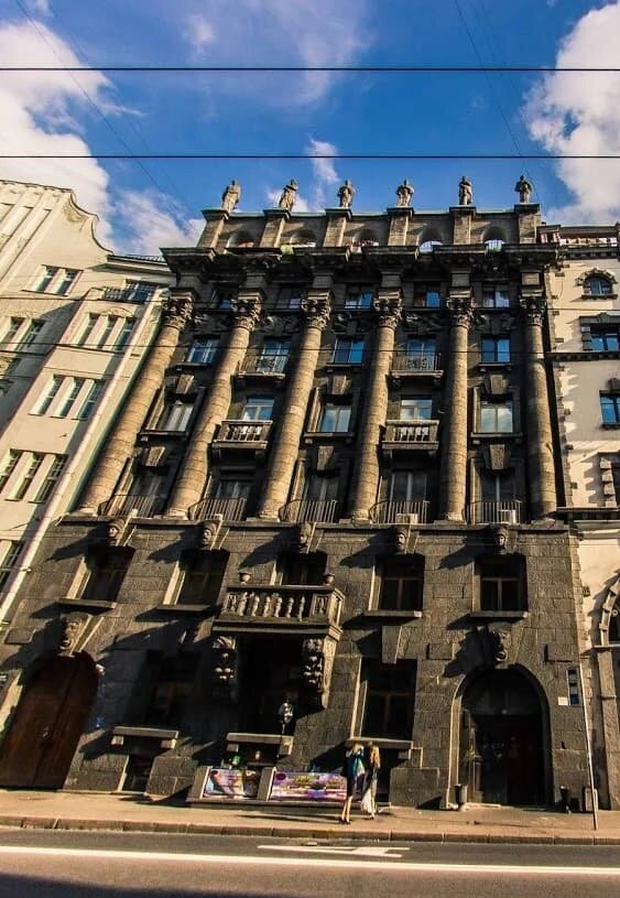 вот в этом доме на Большом проспекте Петроградской стороны мы и жили