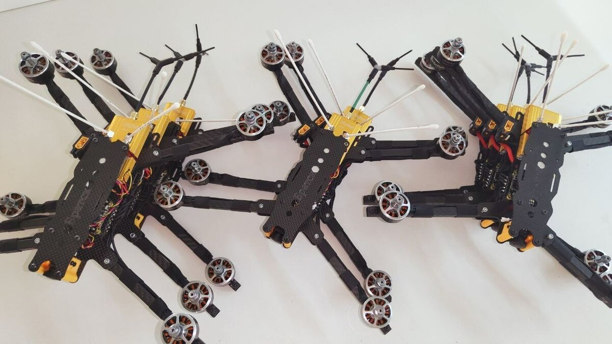     Коптеры для заказчиков из других регионов продолжает собирать Народный центр беспилотных систем Ижевска.