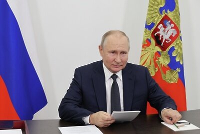    Президент РФ Владимир Путин участвует в режиме видеоконференции в церемонии открытия новых общеобразовательных учреждений в пяти регионах России. ©Михаил Климентьев РИА Новости