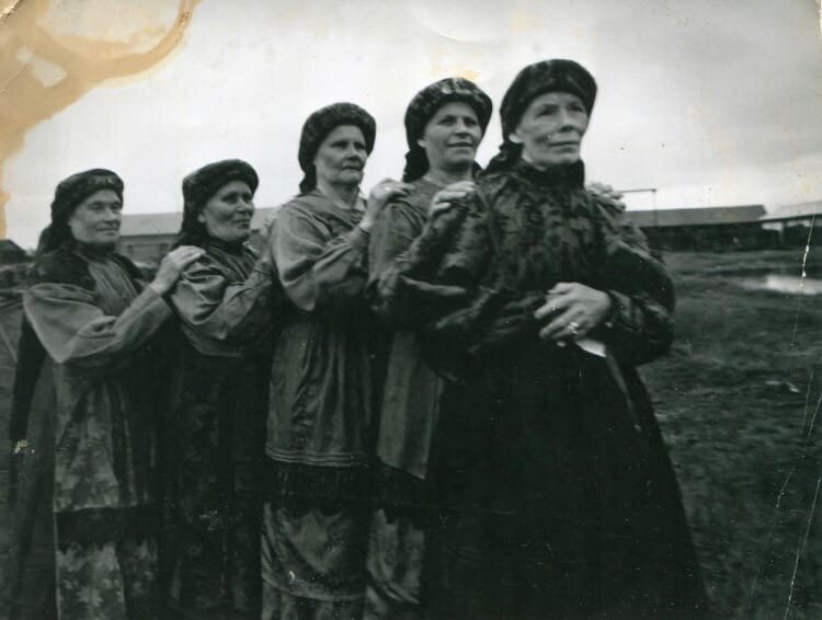 1970-ые. Первый состав «Шонды маме». Слева направо: Артеева Марьяна Федоровна, Ануфриева Анастасия Семеновна, Половнева Анна Егоровна, Чупрова Фаина Алексеевна, Витязева Александра Алексеевна. Фото из личного архива Е.А.Артеева - Вывчий