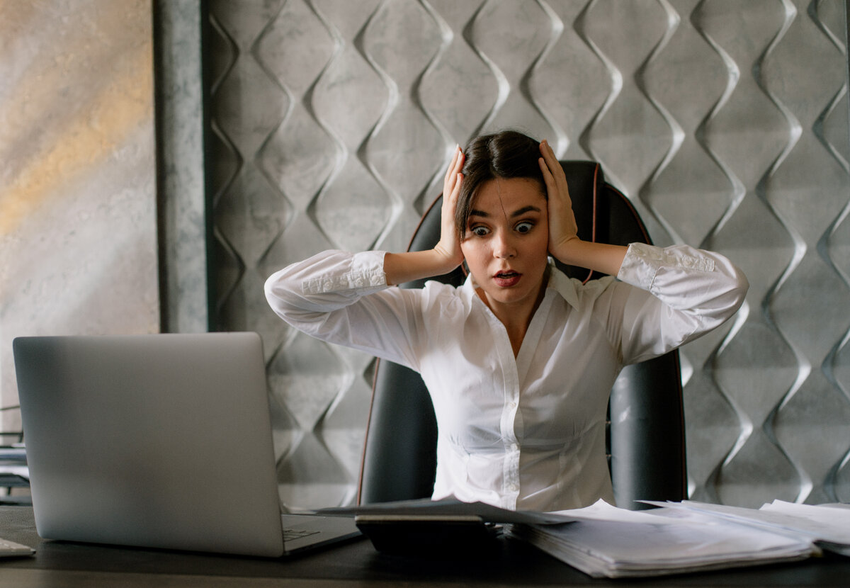 <a href="https://ru.freepik.com/free-photo/portrait-of-young-office-worker-woman-sitting-at-office-desk-with-laptop-calculator-and-documents-looking-at-them-shocked-touching-head-office-concept_9945978.htm#page=2&query=%D0%B4%D0%B5%D0%B2%D1%83%D1%88%D0%BA%D0%B0%20%D0%BE%D1%84%D0%B8%D1%81%D0%BD%D1%8B%D0%B9%20%D1%80%D0%B0%D0%B1%D0%BE%D1%82%D0%BD%D0%B8%D0%BA%20%D0%BD%D0%B5%20%D1%80%D0%B0%D0%B1%D0%BE%D1%82%D0%B0%D0%B5%D1%82&position=22&from_view=search&track=ais">Изображение от stockking</a> на Freepik