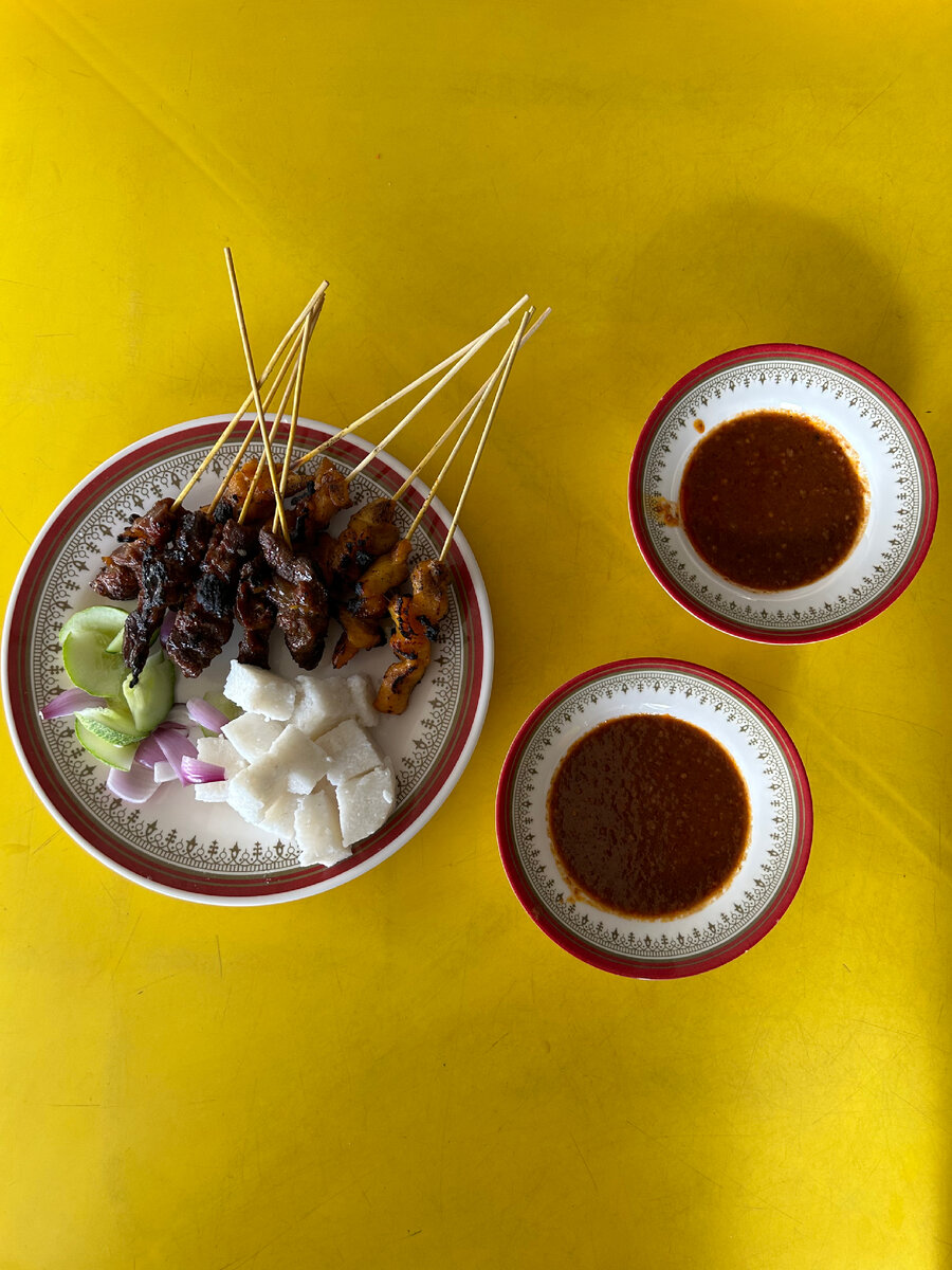 Формула шашлыков сатаев: мелкие кусочки мяса маринуем и жарим на мангале. 