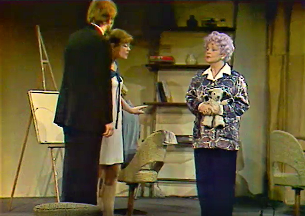 Кадр из телеспектакля "Странная миссис Сэвидж" (1975)