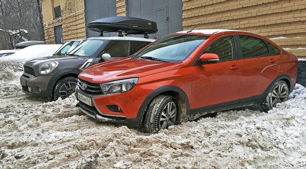 Личный автомобиль в большом городе доставляет его владельцу массу неудобств, начиная от проблем с парковкой и заканчивая штрафами с камер, от которых не застрахован даже законопослушный гражданин.  