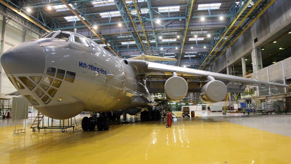    Транспортный самолет Ил-76МД-90А в цехе ЗАО "Авиастар-СП" в Ульяновске© РИА Новости / Сергей Субботин