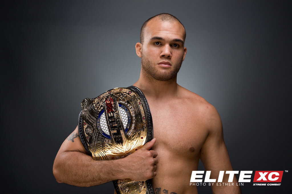 Робби Лоулер с титулом чемпиона лиги EliteXC, завоеванным благодаря победе над известным бразильцем Мурило Руа