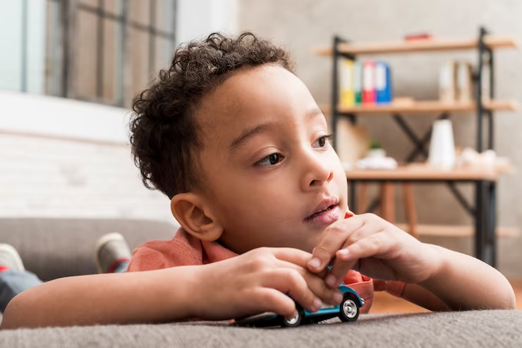 https://ru.freepik.com/free-photo/thoughtful-black-boy-playing-with-toy-car_4142120.htm#query=%D0%BC%D0%B0%D1%88%D0%B8%D0%BD%D0%BA%D0%B0&position=7&from_view=search&track=sph