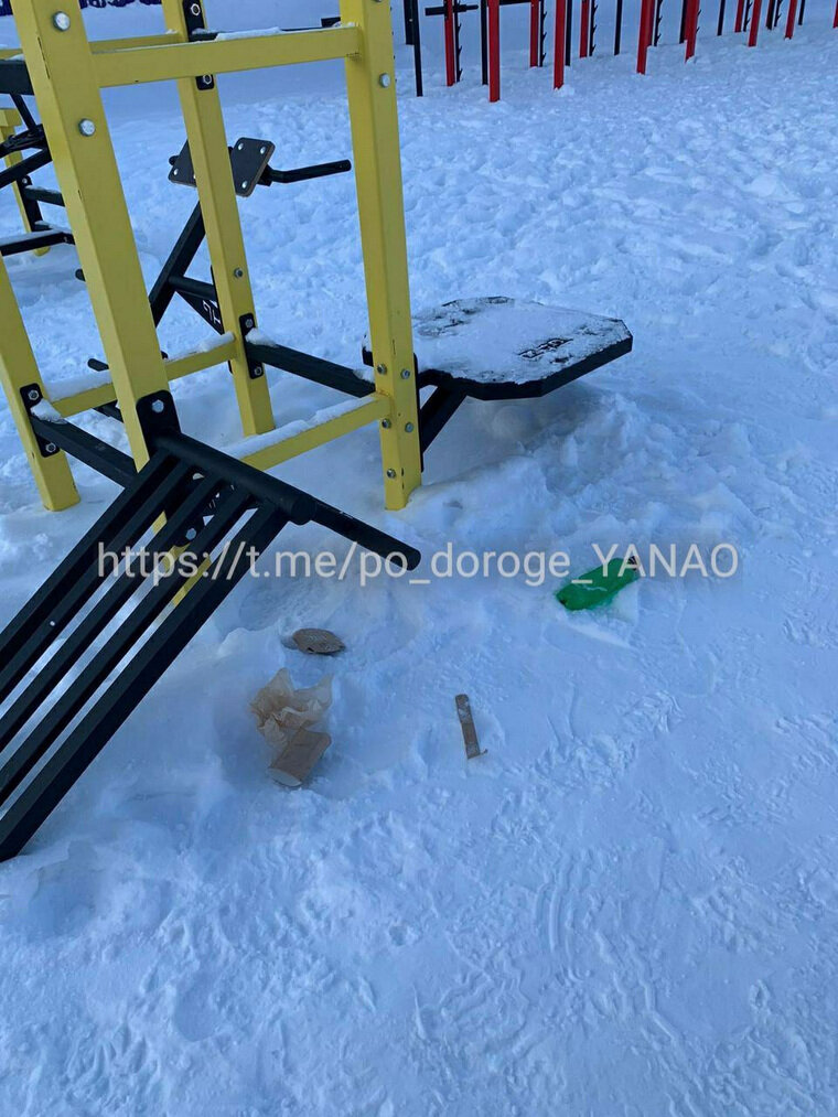    На спортивной площадке разбросан мусор