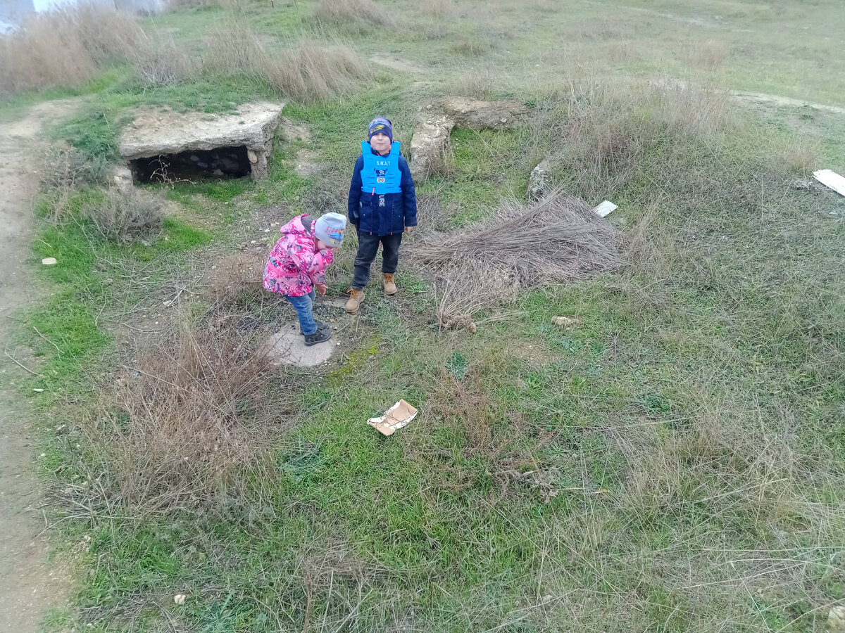 Детишки мои изучают место, где 81К стояла. Жаль не покопаешь, хотя... 