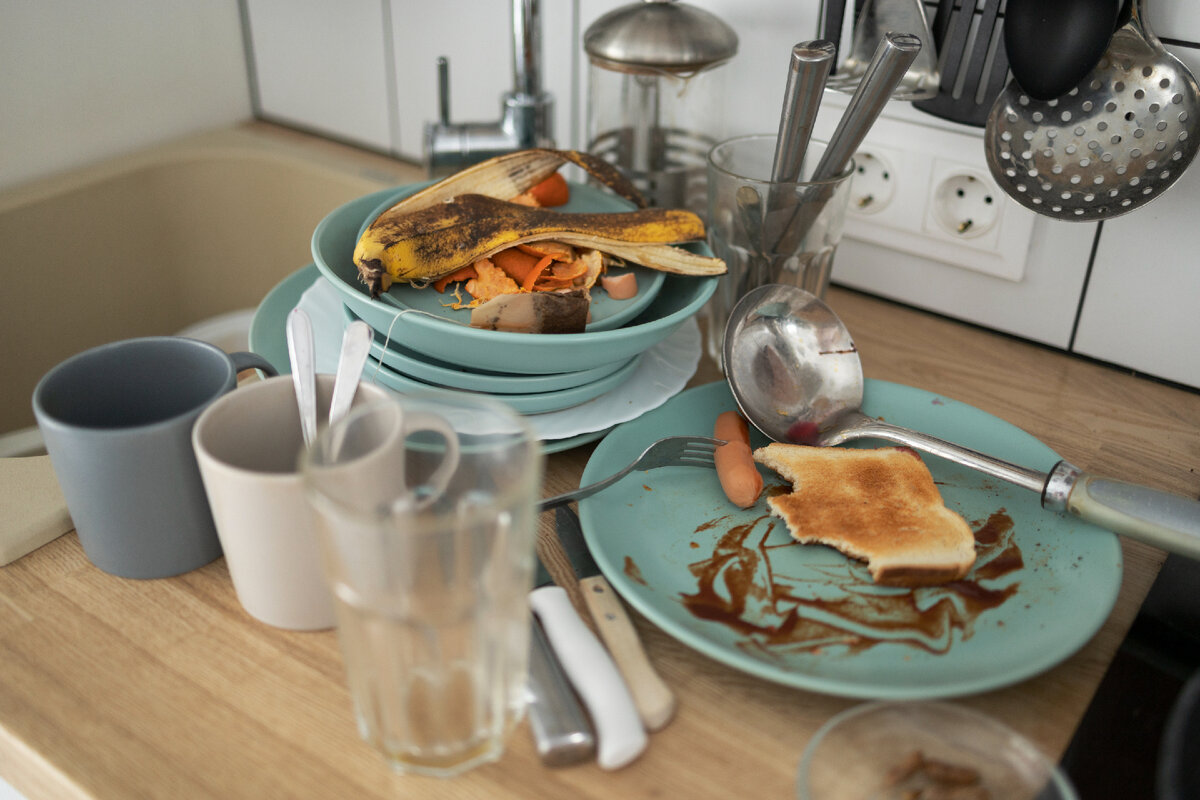 Изображение от <a href="https://ru.freepik.com/free-photo/high-angle-dirty-dishes-and-cups_24996521.htm#query=%D0%B3%D1%80%D1%8F%D0%B7%D0%BD%D0%B0%D1%8F%20%D0%BA%D1%83%D1%85%D0%BD%D1%8F&position=6&from_view=search&track=ais">Freepik</a>