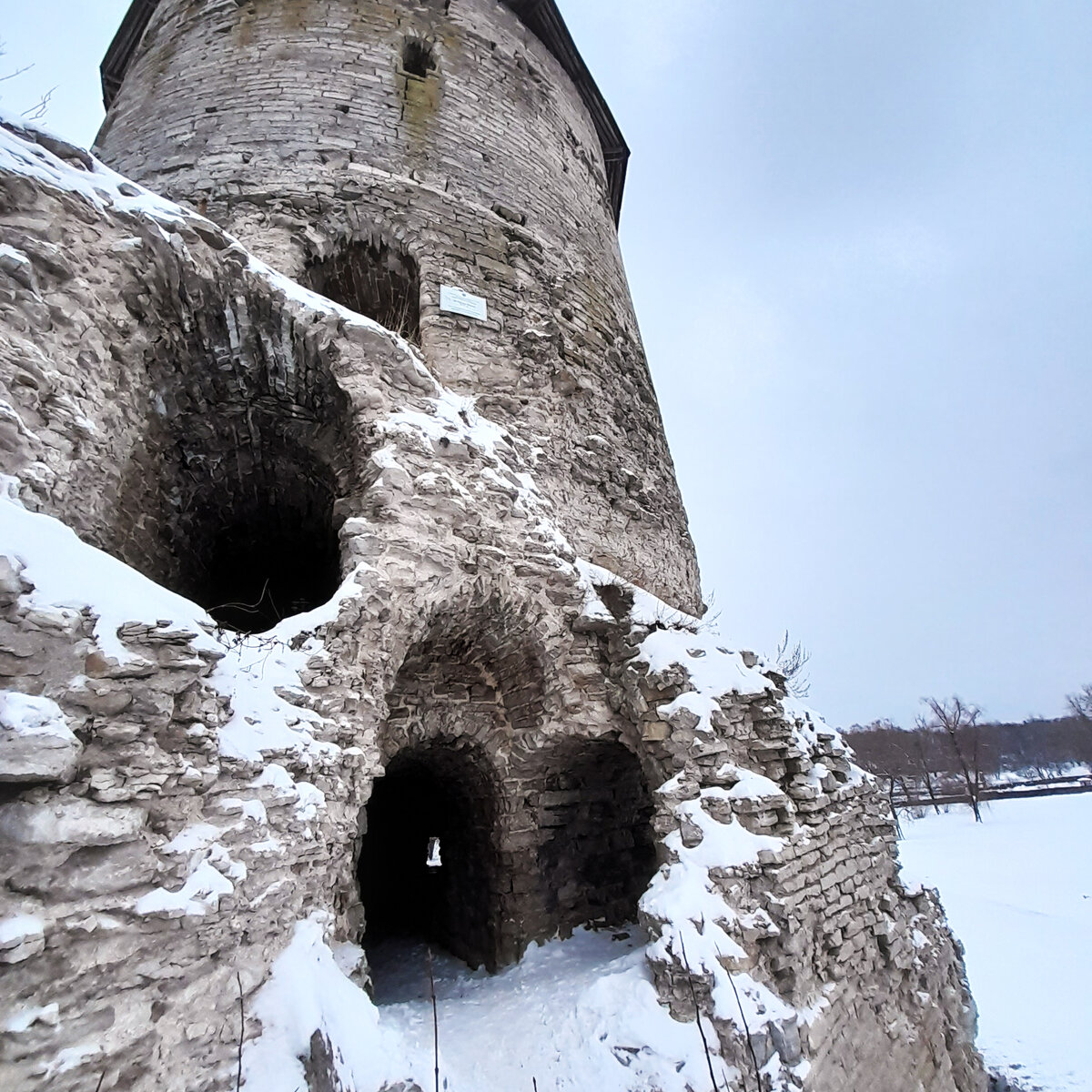 Гремячая башня - самая красивая заброшка Пскова. Где искать и на что  обратить внимание | Душевный шагомер | Дзен