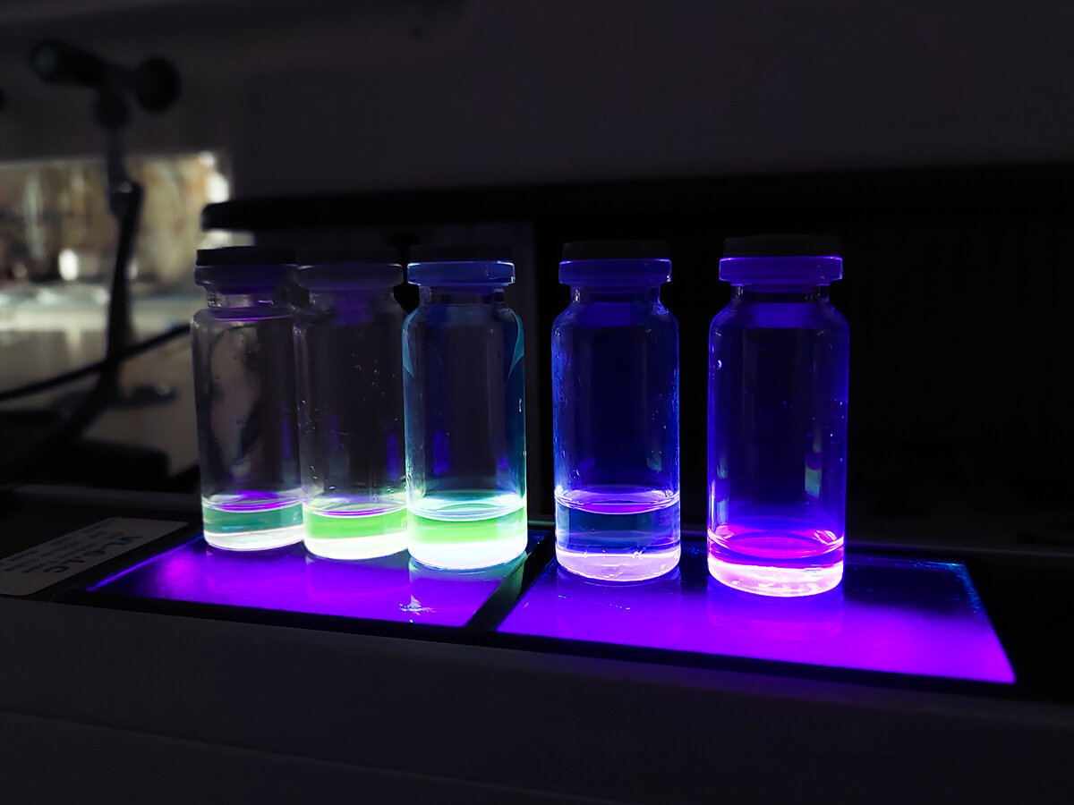 Новые флуорофоры избирательно и с высокой чувствительностью распознают ионы ртути. Фото: Анна Маринович.