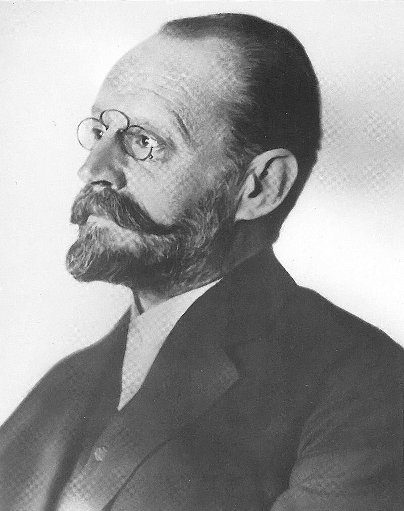 Учился в Венском и Гейдельбергском университетах (1878—1882). В 1882—1887 годах работал в Венском университете вместе с Адольфом Либеном, в 1887—1900 годах — на химическом заводе близ Вены, производившем в числе прочего соли редкоземельных элементов. С 1900 года — управляющий металлургического завода в Трайбахе (Австрия), где основал большую химическую лабораторию, на основе которой позднее возникли Трайбахские химические заводы