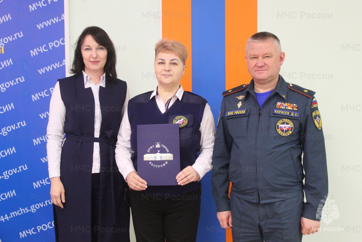 Всегда приятно, когда эта работа находит отклик в сердцах и умах юных жителей Костромской области! А еще важнее осознание того, что переданные знания когда-то помогут маленькому человечку не попасть в трудную ситуацию, предотвратить беду или оказать помощь товарищу. 
Сегодня идейный вдохновитель и организатор профилактических мероприятий для детей и подростков - специалист Главного управления МЧС России по Костромской области и председатель региональной «Школы безопасности» Светлана Збродова была награждена благодарственным письмом главы города Костромы. Поблагодарить Светлану Борисовну приехала депутат Думы города Костромы, заведующая детским садом №80 Наталия Васильева.

