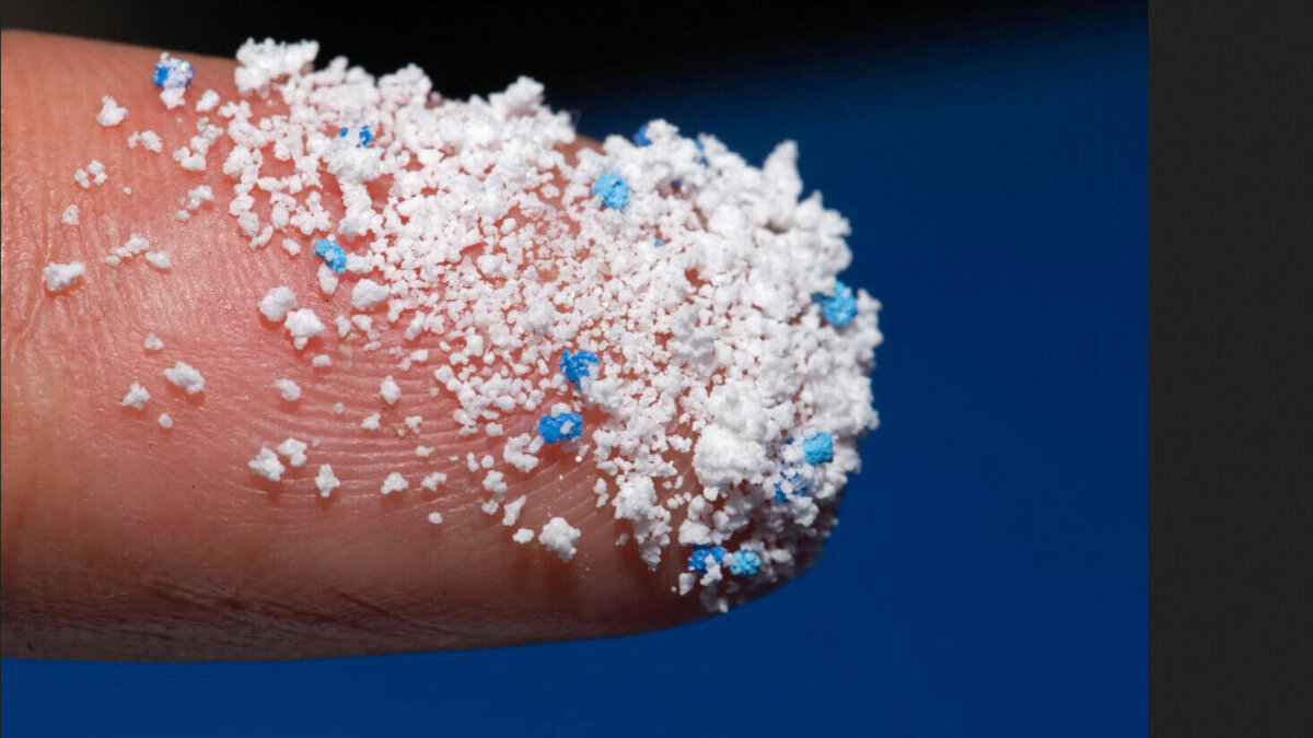     По подсчетам ученых, каждый человек потребляет примерно 5 г микро- и нанопластиков в неделю – они попадают в наш желудок из еды, питья и вдыхаемого воздуха. Это как если бы мы еженедельно съедали банковскую карту.