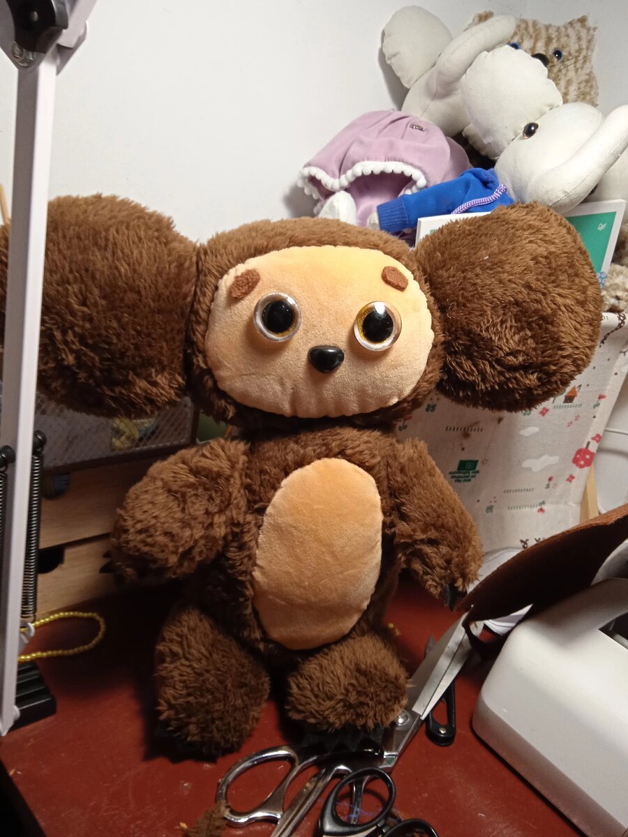 Долго не могла сделать ротик,думала вышивать или акриловыми красками нарисовать,все же остановилась на кусочке фетра.