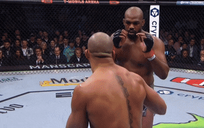 Джон Джонс переводит Сирила Гана в партер