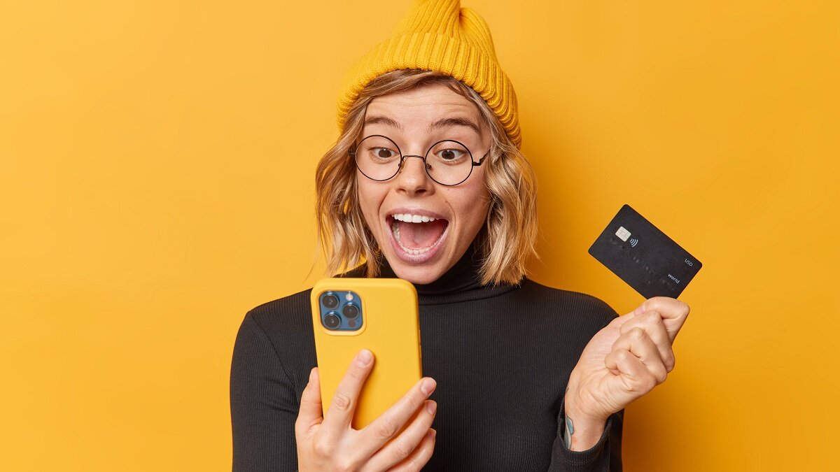    Уместно ли поздравлять с 8 марта через перевод денег на карту