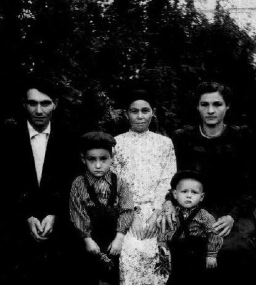 С бабушкой, - ведуньей.