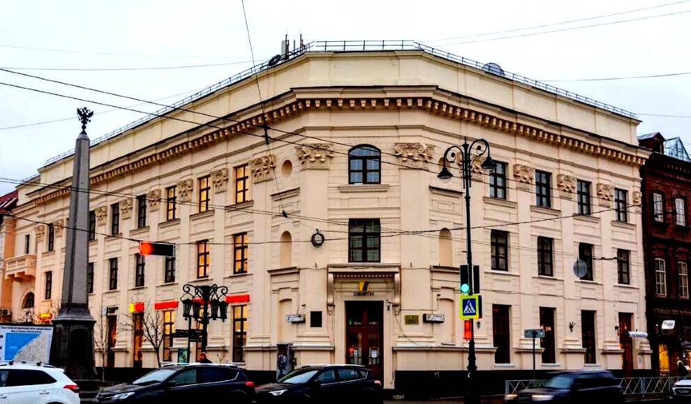 Фасад ритмично членится плоскими пилястрами, увенчанными в уровне третьего этажа живописными капителями композитного ордера