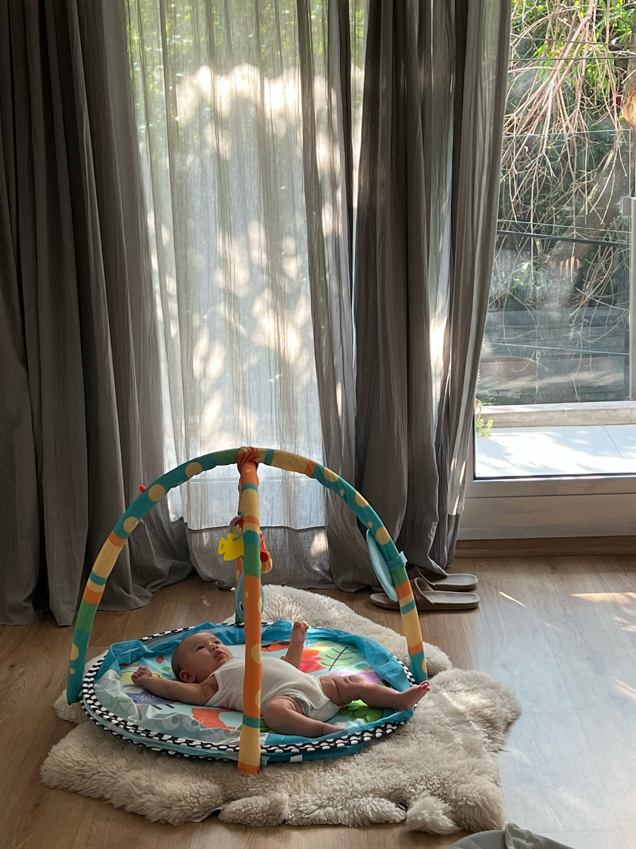 Мы взяли такой 2 в 1. Складывается в манеж, куда можно закидывать шарики (пока рано, пробовали, она не реагирует на них). Но смотреть на сову-погремушку чистый кайф, может пролежать так 30-40 минут. 