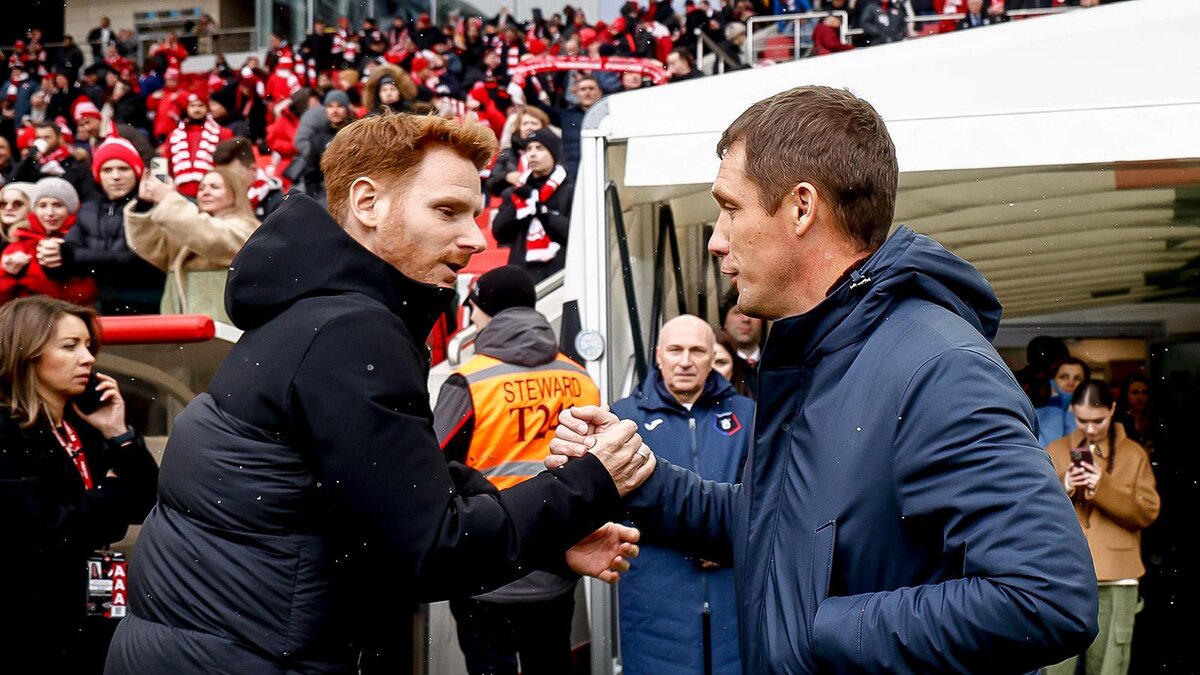 Рукопожатие главных тренеров крупным планом.