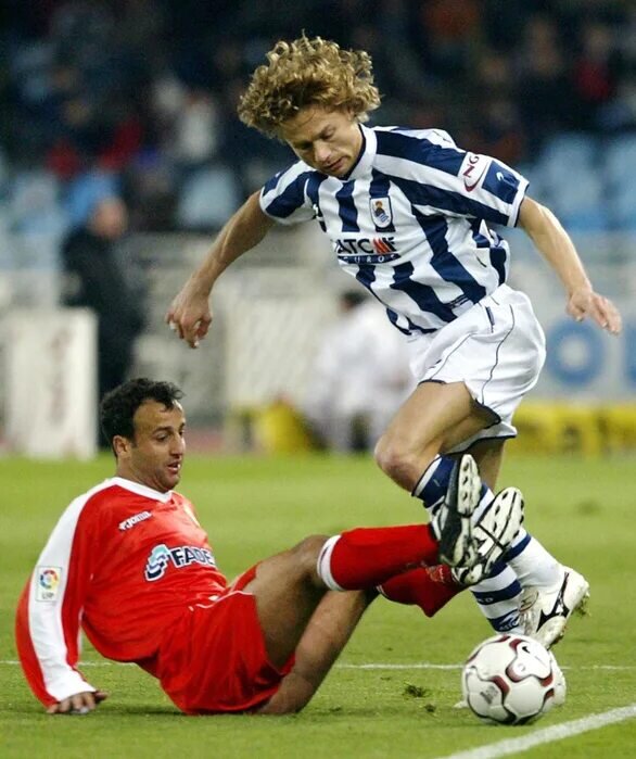 Валерий Карпин с мячом в составе испанского "Реал Сосьедад".