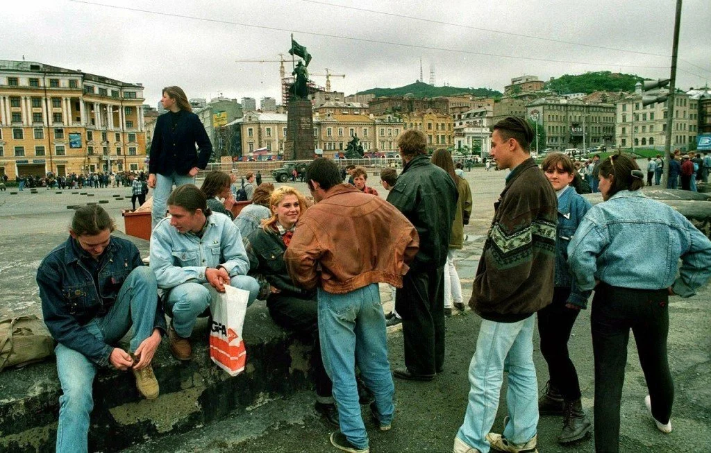 1990 гг. Атмосфера Америки 90-х. Середина 90-х Россия. 90е года молодежь в Москве. 90 Лет.