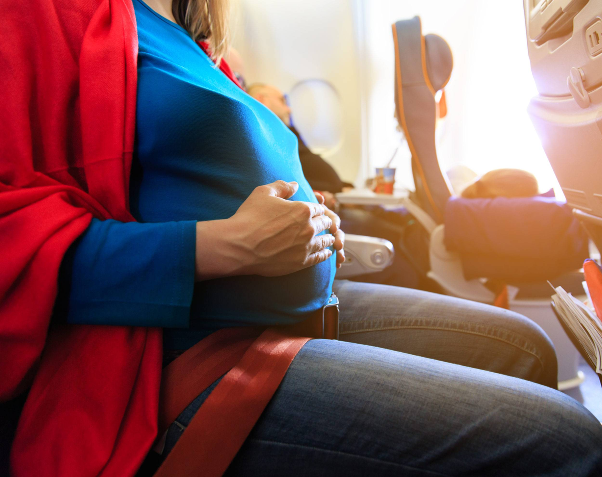 Девушка рожает в самолете. Pregnant woman on the plane. Pregnant women standing in Bus.