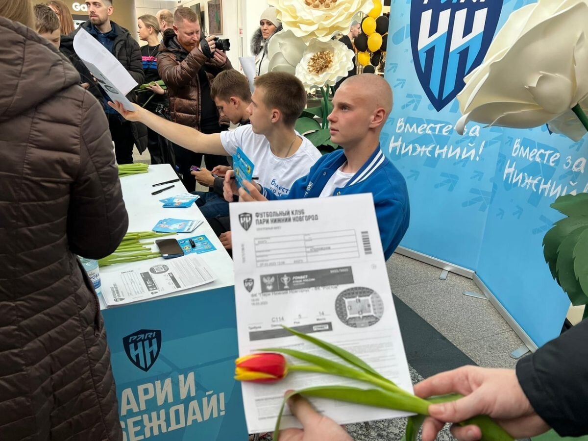    Спортсмены встретили фанаток в одном из торговых центров города Алина Малинина