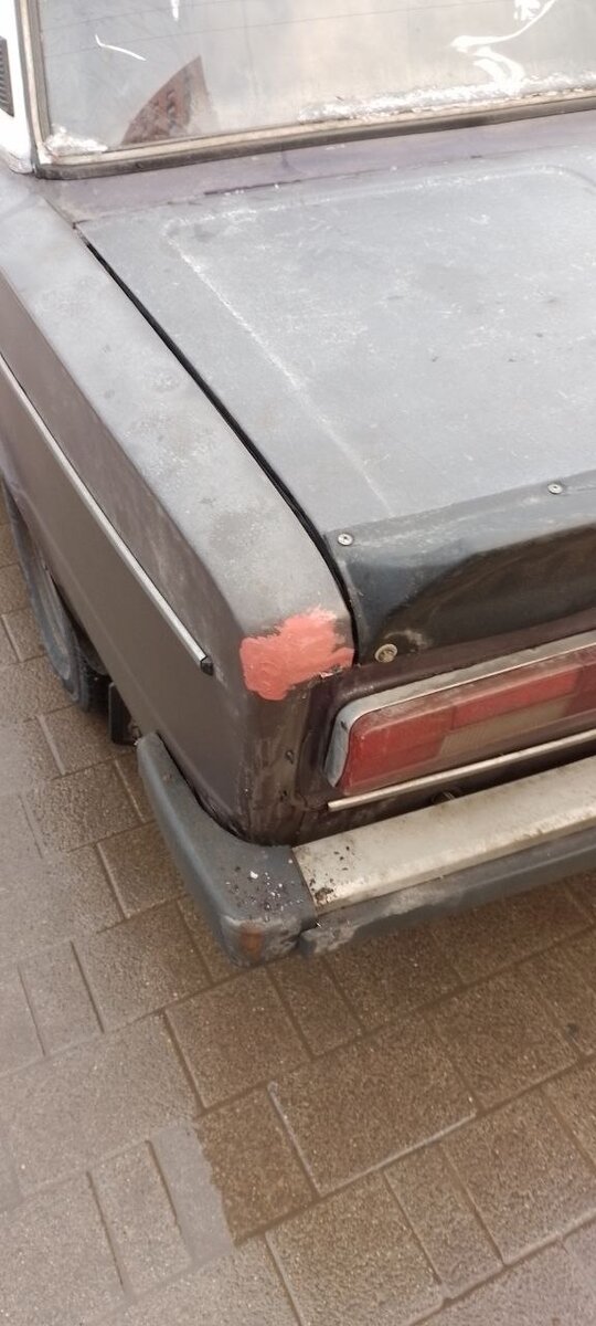 Скол после слёта с дороги в посёлке замазан временно лаком до наступления весны, чтобы защитить металл. Выглядит неказисто, но зато даёт защиту.