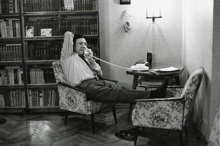 Юрий Никулин у себя в квартире 1971 год