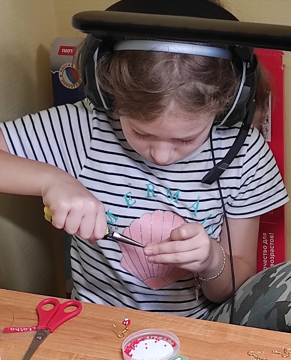 Фото из домашнего архива. Дочь занимается любимым хобби. 