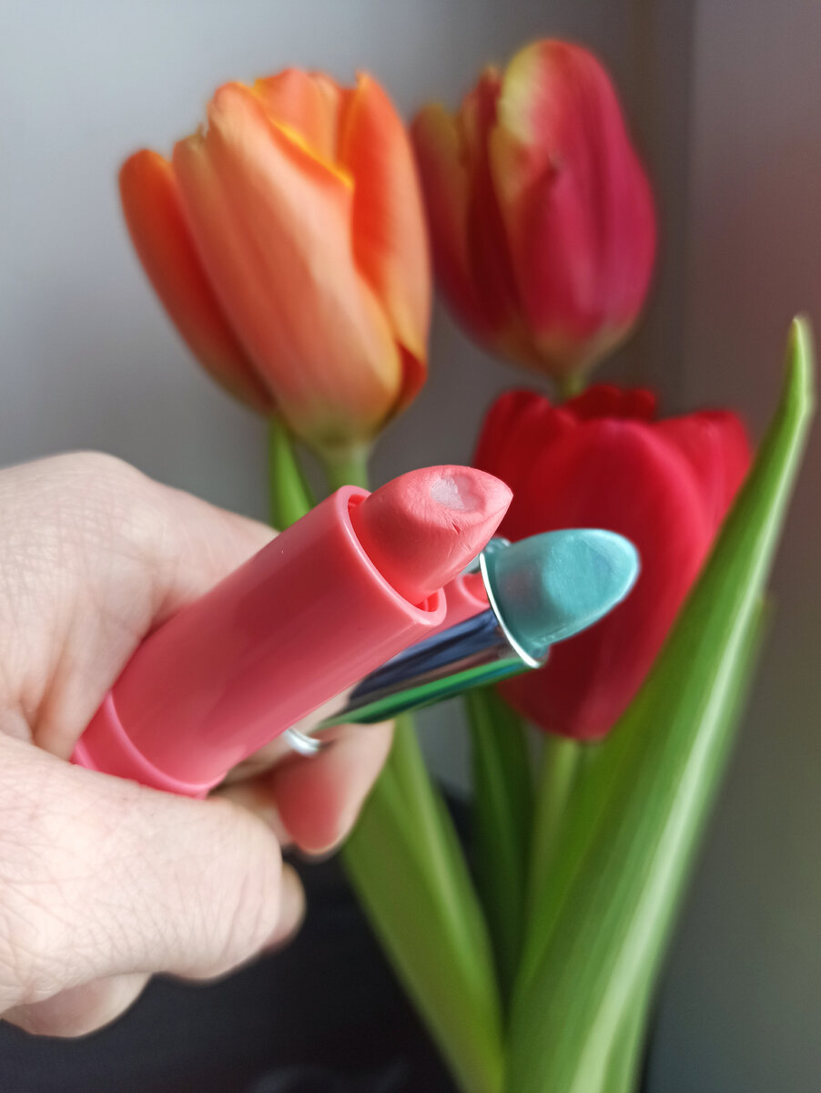 Помады уже в активном использовании. Софья уже розовую попробовала на вкус