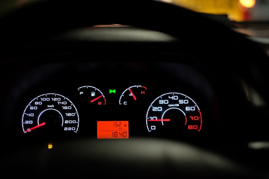 В современных автомобилях на приборной панели имеется тахометр. Многие автолюбители знают, что он показывает число оборотов коленчатого вала двигателя в секунду.-2
