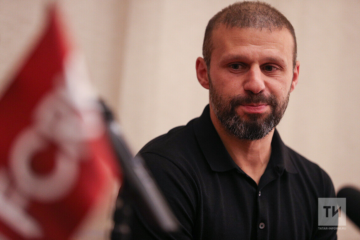 ​Определенно приятным сюрпризом для болельщиков станет приезд на игру легенды клуба Гекдениза Карадениза. Турецкий экс-форвард вернется в Казань спустя полтора года. Фото: © «Татар-информ»