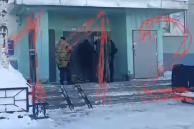    Дом в Нижневартовске, где отец удерживает в запертой квартире маленького ребенка © Telegram-канал 112