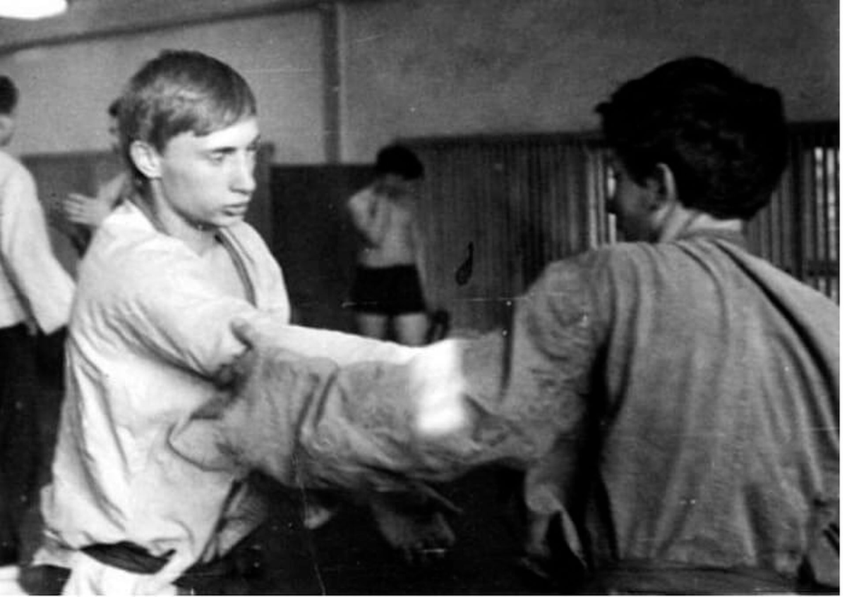 Сегодня не новость о том что В.В.Путин является мастером спорта СССР и получил он его на чемпионате ленинградской области в 1976 году.-9