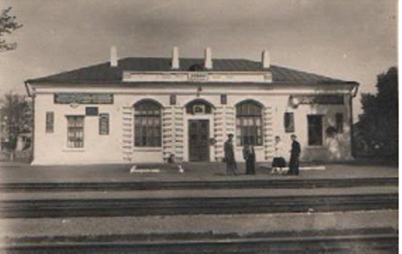 Железнодорожный вокзал на станции "Успенская". 1950-е годы