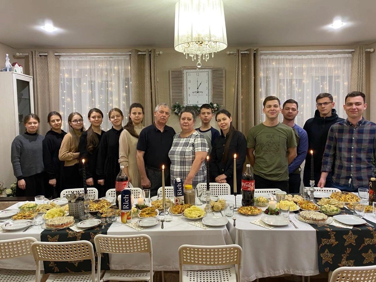 Все в сборе за праздничным столом