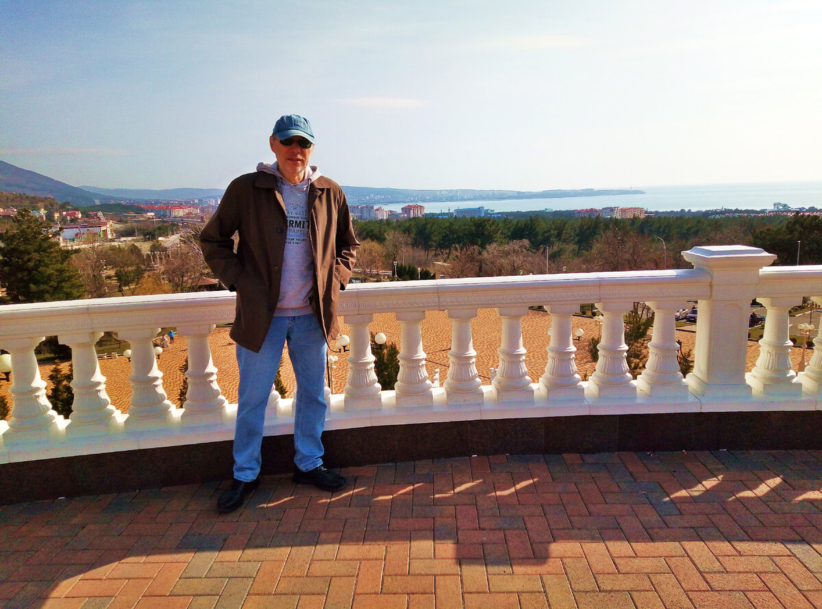 Автор рассказа и канала, Михаил Лекс в Андреевском парке, Геленджик, северный район